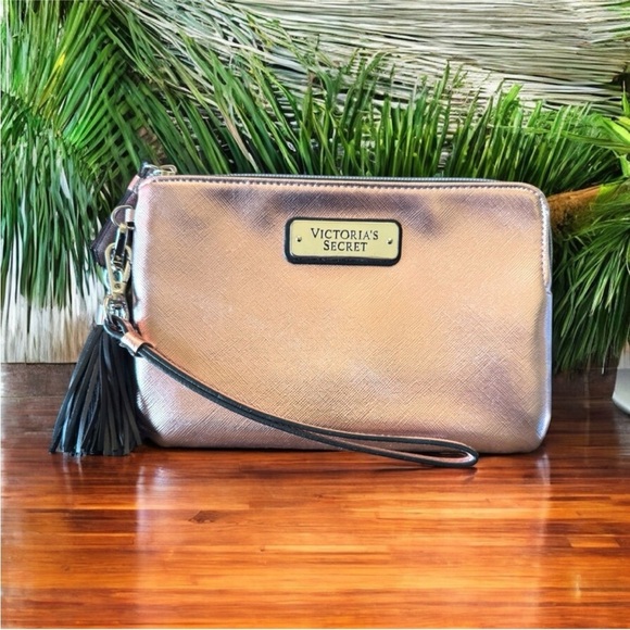 VICTORIA’S SECRET Pink Metallic Wristlet Clutch with Tassel - Picture 1 of 10
